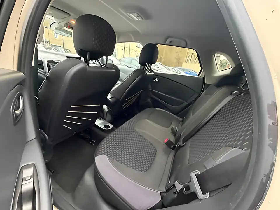 Used 2005 Renault Captur Dynamique S Nav White - Interior and Exterior details 7