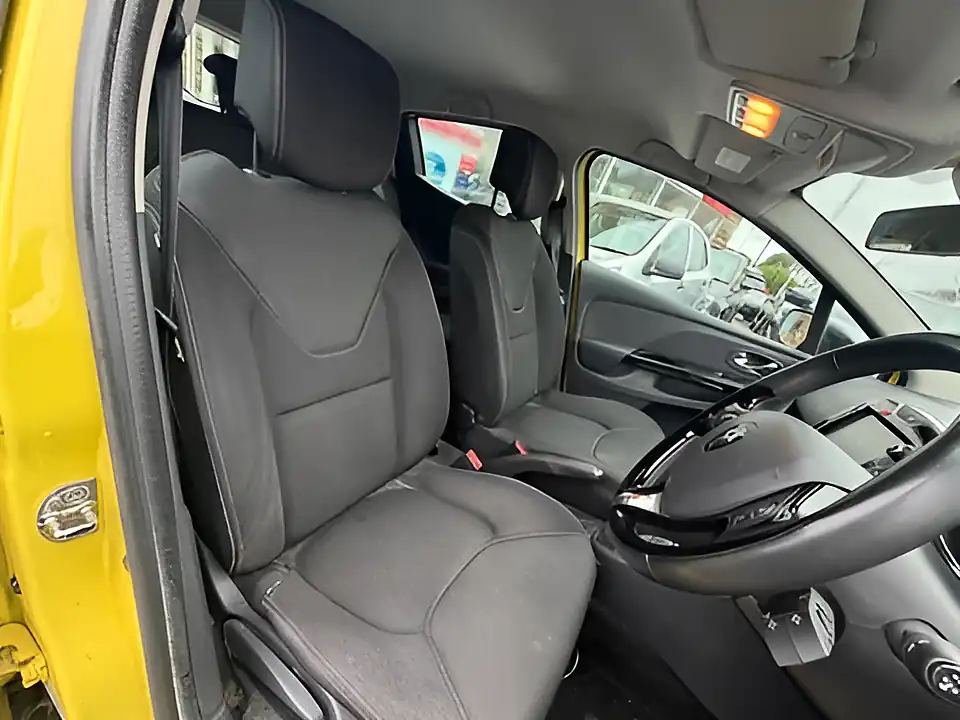Used 2005 Renault Clio Dynamique Medianav Yellow - Interior and Exterior details 11