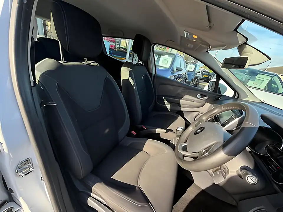 Used 2005 Renault Clio Dynamique Nav White - Interior and Exterior details 12