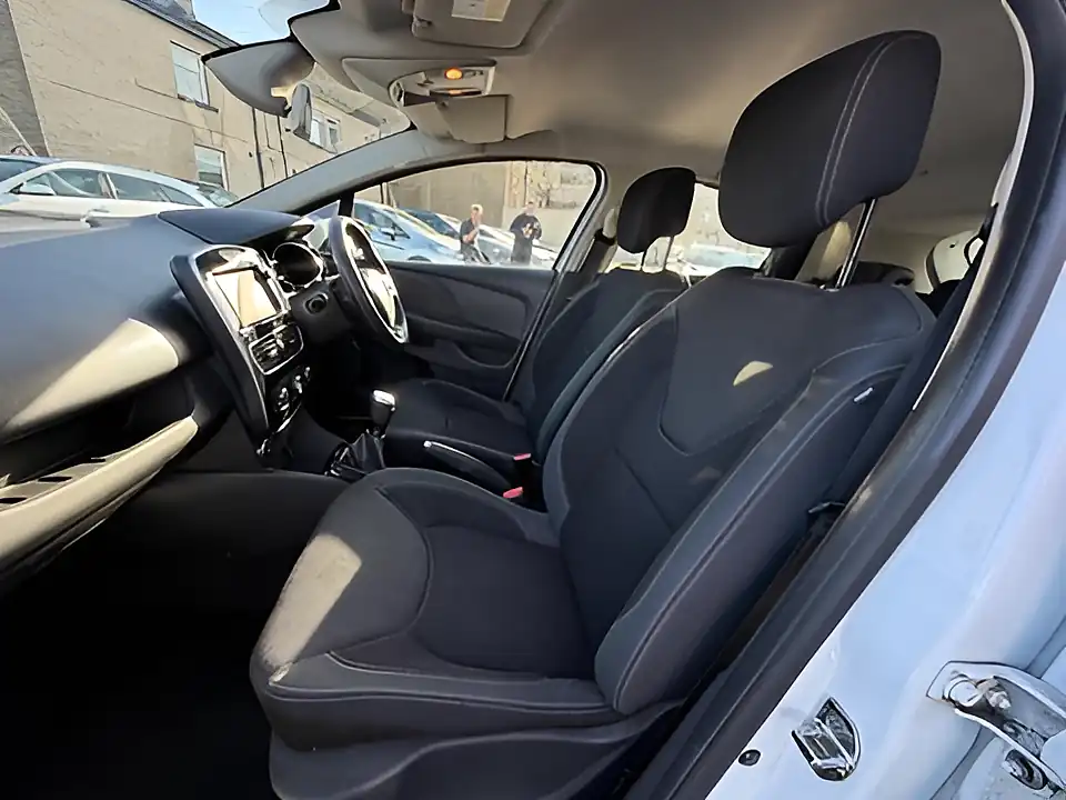 Used 2005 Renault Clio Dynamique Nav White - Interior and Exterior details 9