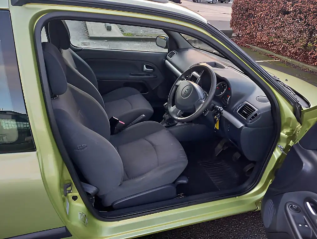 Used 2005 Renault Clio Yellow/Green Metallic - Interior and Exterior details 3