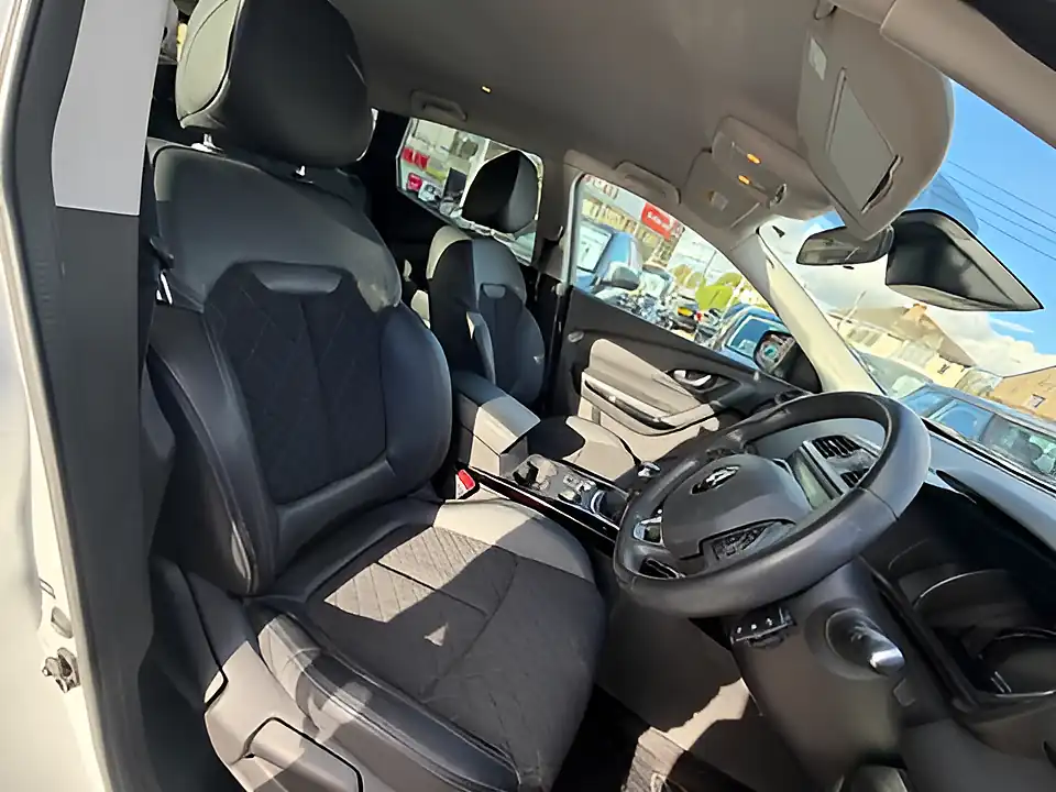 Used 2005 Renault Kadjar Iconic White - Interior and Exterior details 12