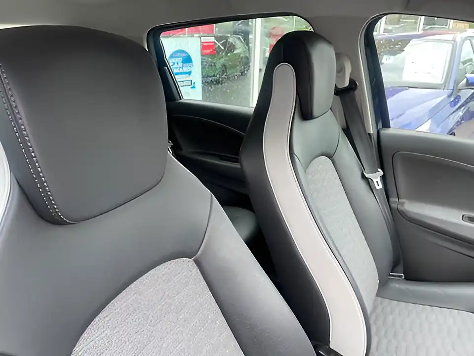 Used 2005 Renault Zoe Riviera Blue - Interior and Exterior details 9