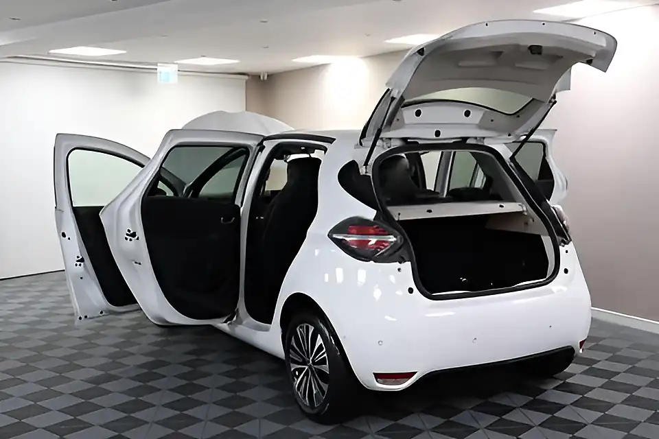 Used 2005 Renault Zoe Techno White - Interior and Exterior details 12