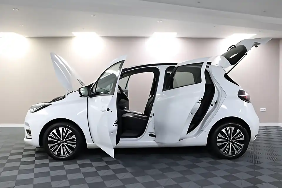 Used 2005 Renault Zoe Techno White - Interior and Exterior details 5