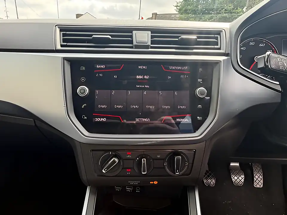 Used 2005 SEAT Arona Se Technology White - Interior and Exterior details 14