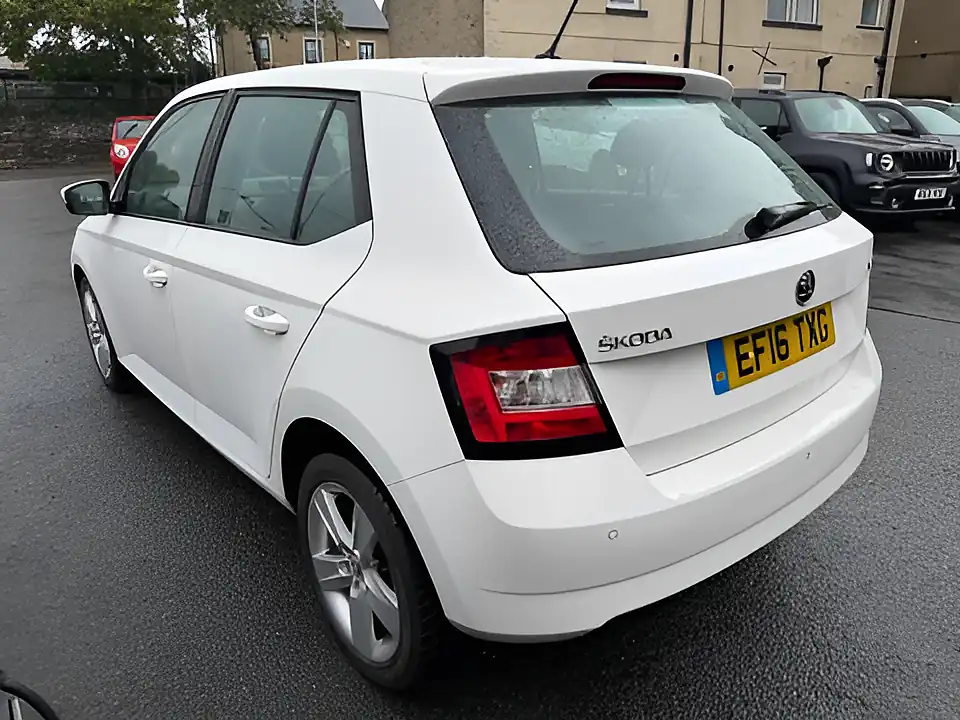 Used 2005 Skoda Fabia Se L White - Interior and Exterior details 5