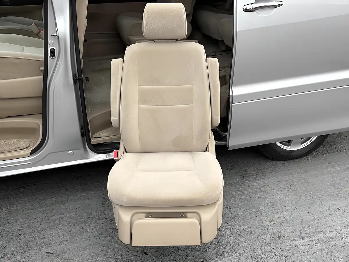 Used 2005 Toyota Alphard G 7 Seats Easy Access SEAT Silver - Interior and Exterior details 4