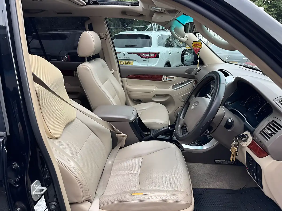 Used 2005 Toyota Land Cruiser LC5 Black - Interior and Exterior details 10