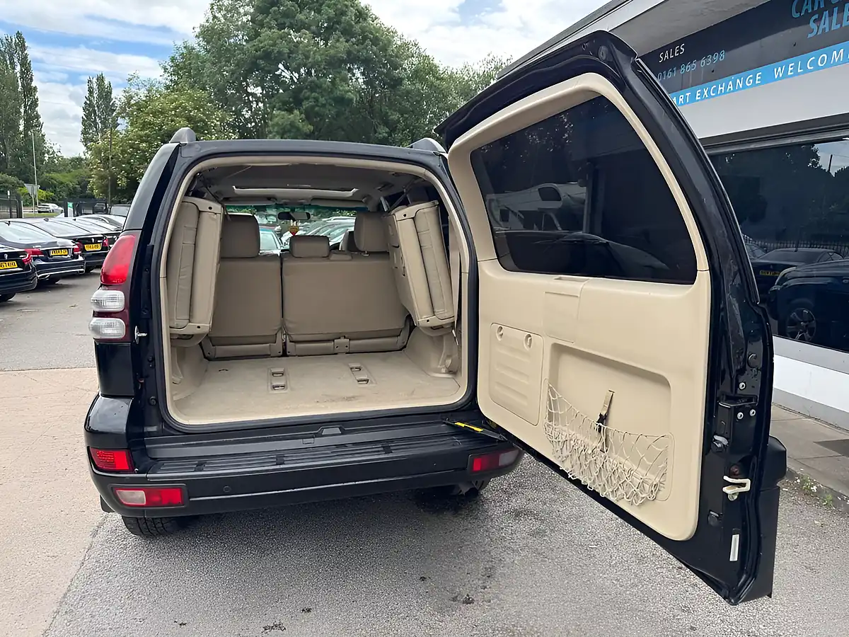 Used 2005 Toyota Land Cruiser LC5 Black - Interior and Exterior details 13