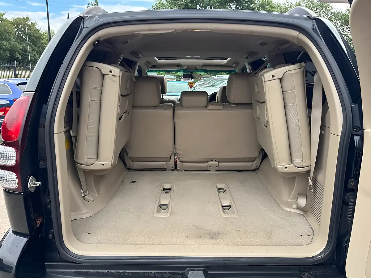Used 2005 Toyota Land Cruiser LC5 Black - Interior and Exterior details 14
