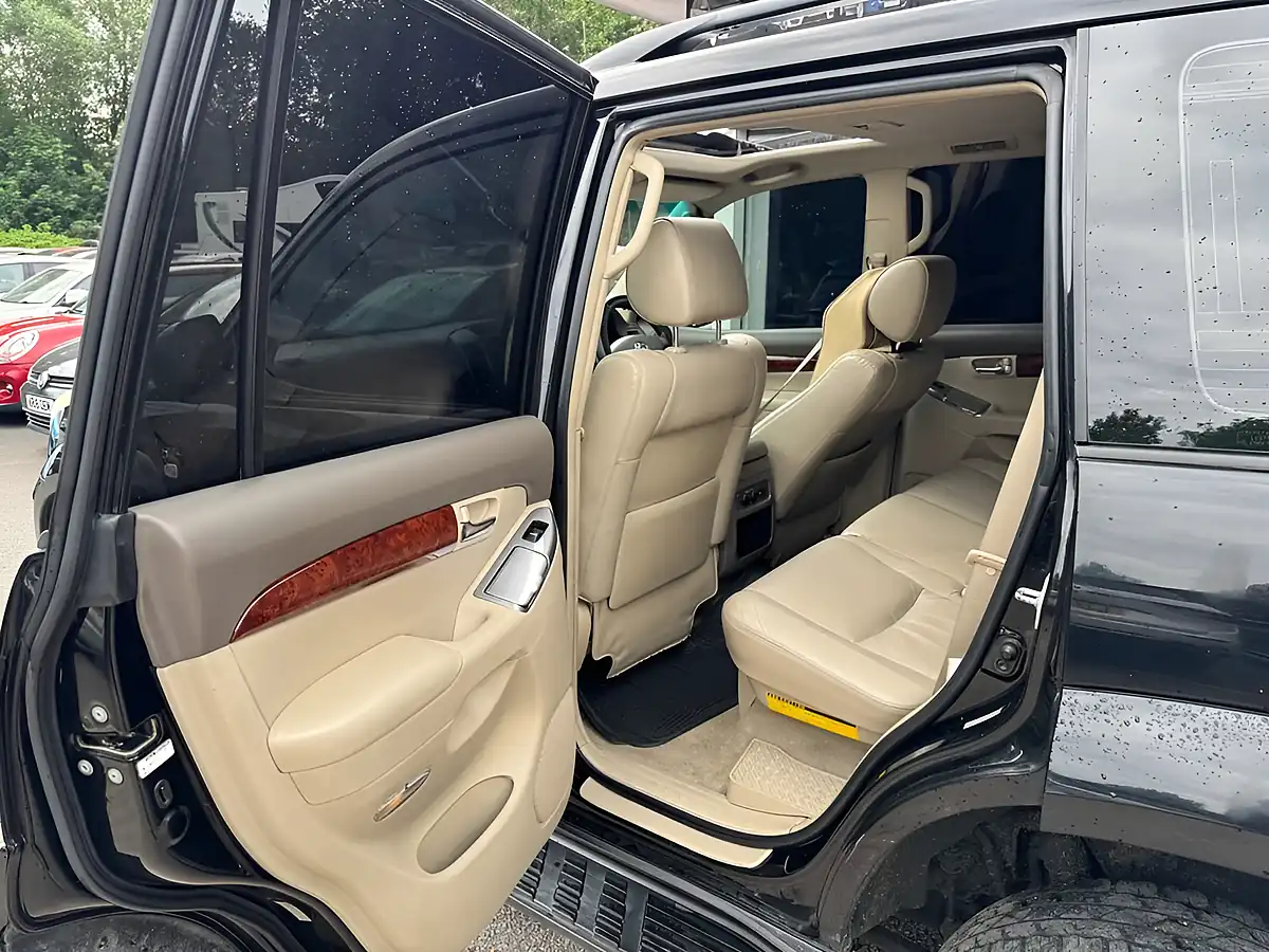 Used 2005 Toyota Land Cruiser LC5 Black - Interior and Exterior details 15