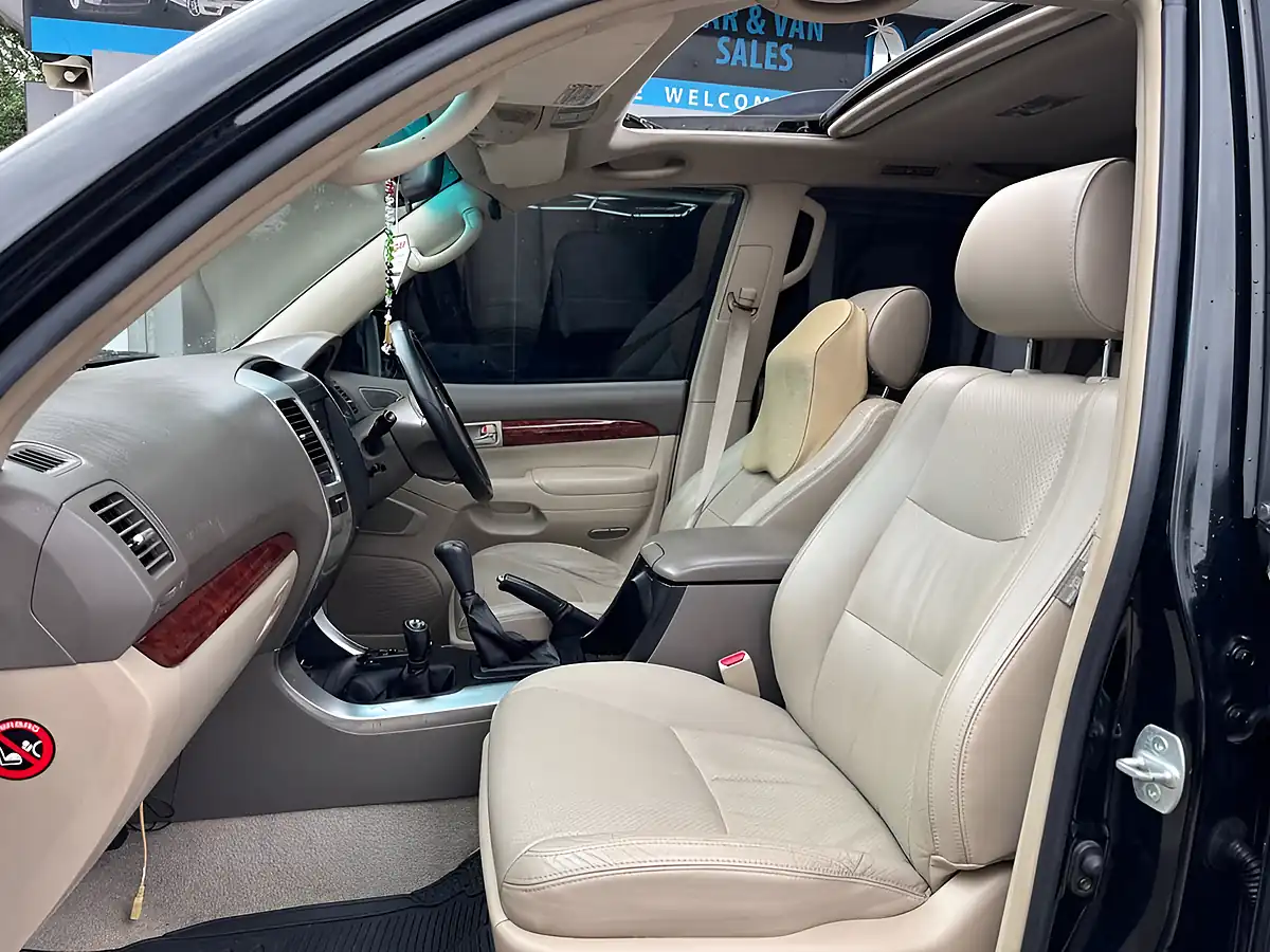Used 2005 Toyota Land Cruiser LC5 Black - Interior and Exterior details 16