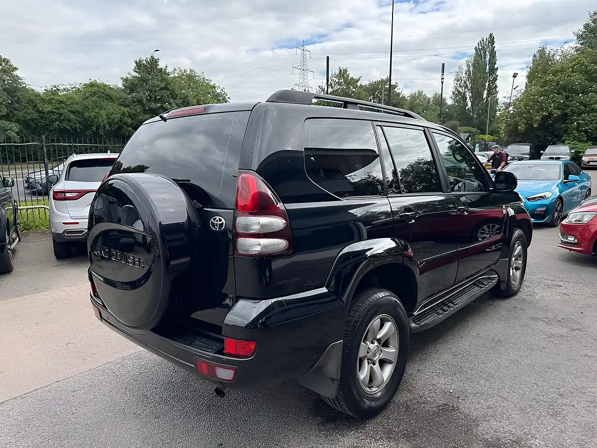 Used 2005 Toyota Land Cruiser LC5 Black - Interior and Exterior details 5