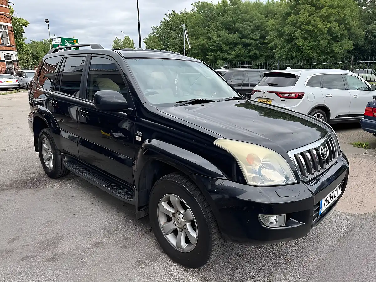 Used 2005 Toyota Land Cruiser LC5 Black - Interior and Exterior details 6