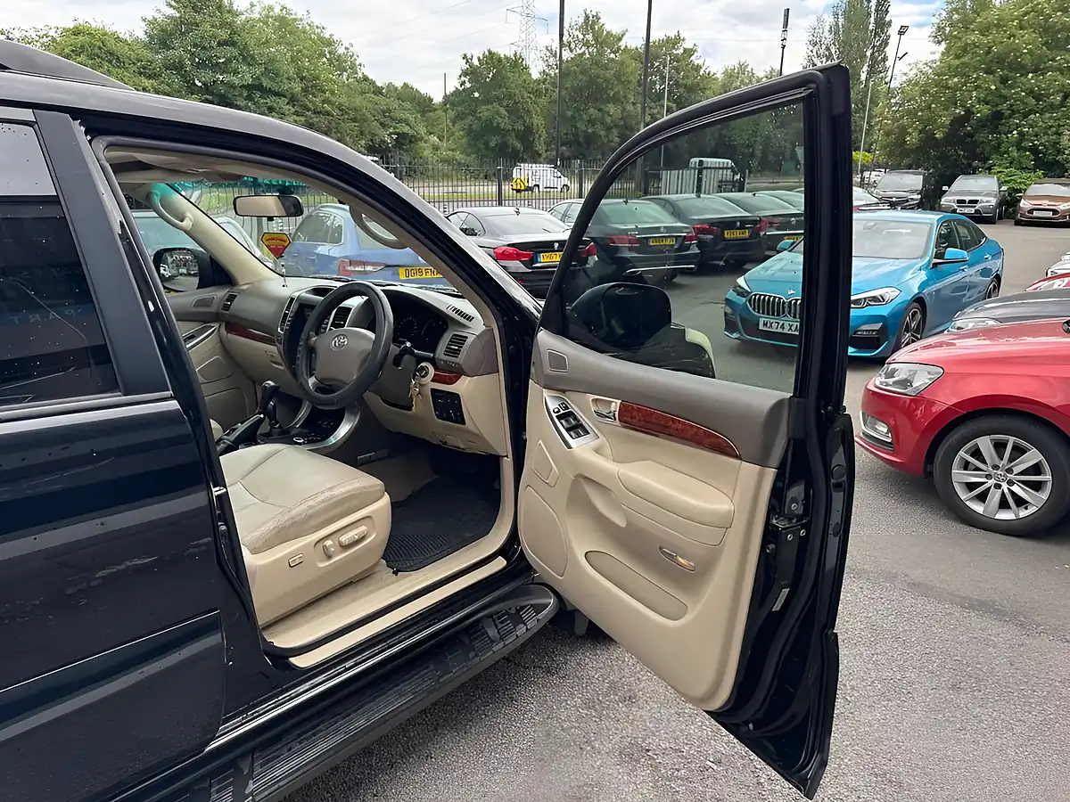 Used 2005 Toyota Land Cruiser LC5 Black - Interior and Exterior details 8