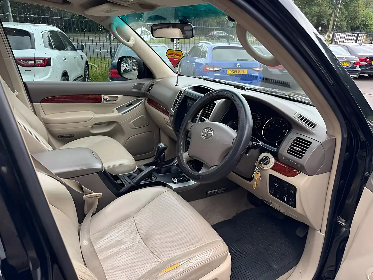 Used 2005 Toyota Land Cruiser LC5 Black - Interior and Exterior details 9