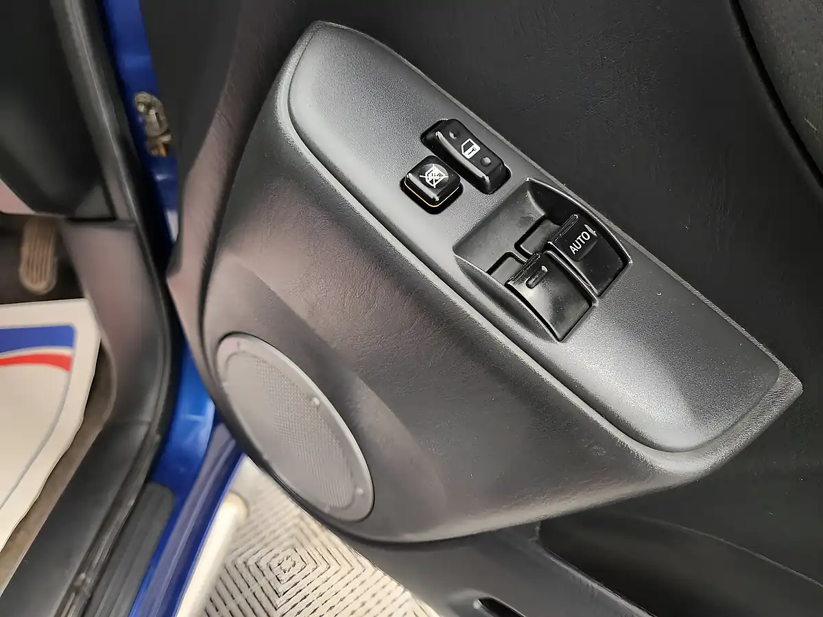 Used 2005 Toyota RAV4 XT3 Blue - Interior and Exterior details 19