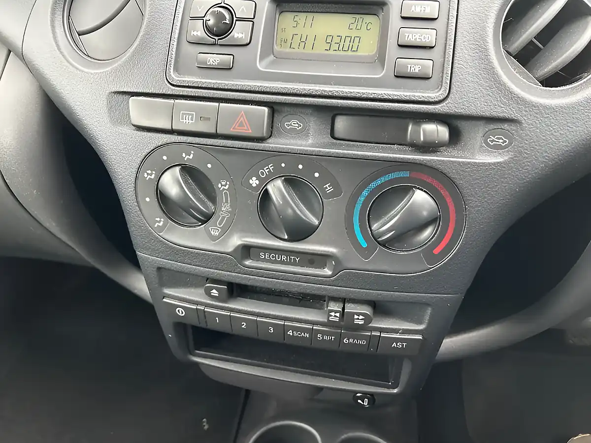 Used 2005 Toyota Yaris T2 Silver - Interior and Exterior details 17