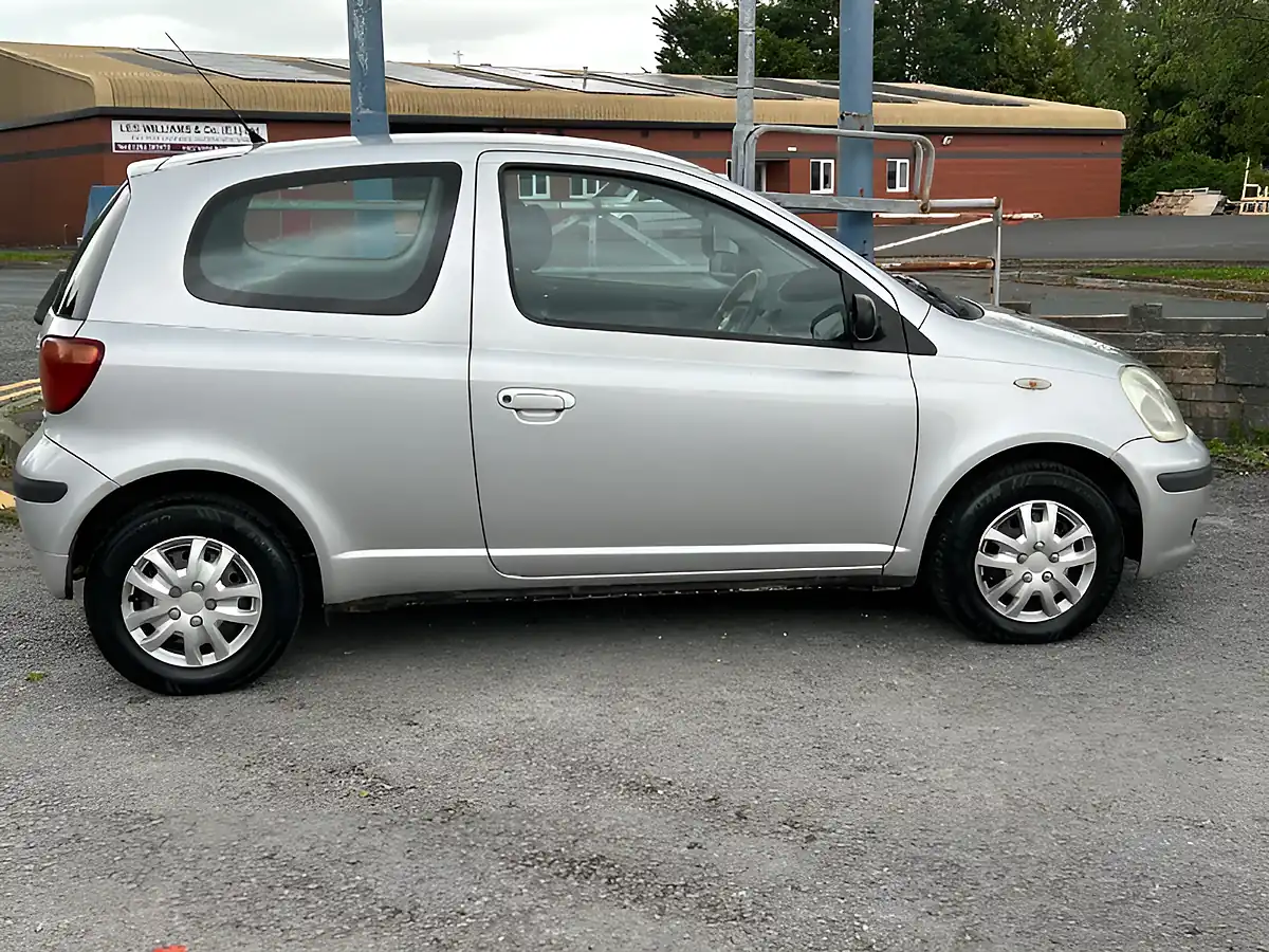 Used 2005 Toyota Yaris T2 Silver - Interior and Exterior details 7
