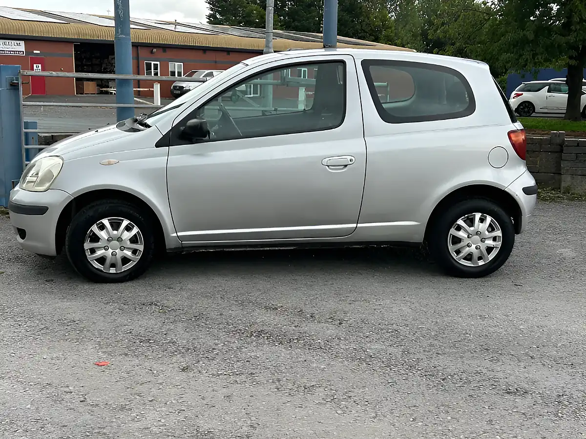 Used 2005 Toyota Yaris T2 Silver - Interior and Exterior details 8