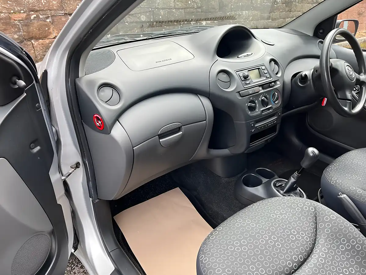 Used 2005 Toyota Yaris T3 Silver - Interior and Exterior details 10
