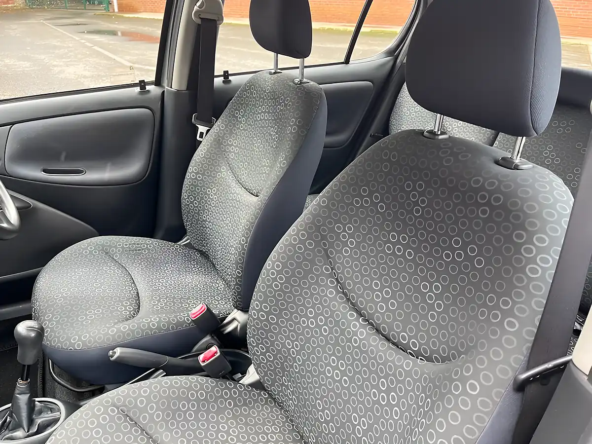 Used 2005 Toyota Yaris T3 Silver - Interior and Exterior details 11