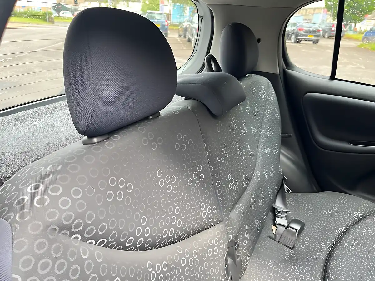Used 2005 Toyota Yaris T3 Silver - Interior and Exterior details 12