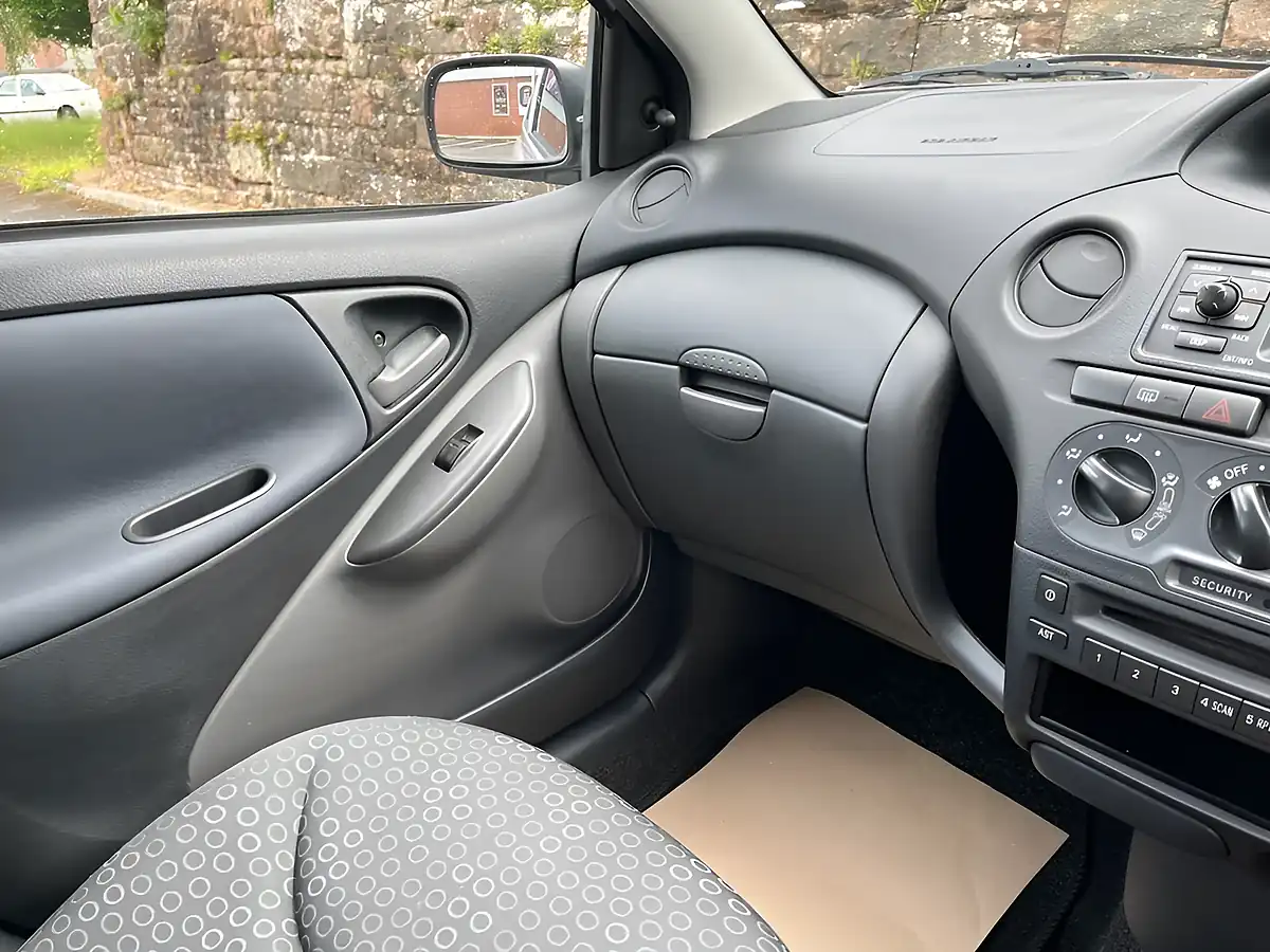 Used 2005 Toyota Yaris T3 Silver - Interior and Exterior details 16