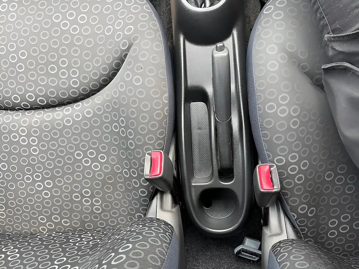 Used 2005 Toyota Yaris T3 Silver - Interior and Exterior details 17