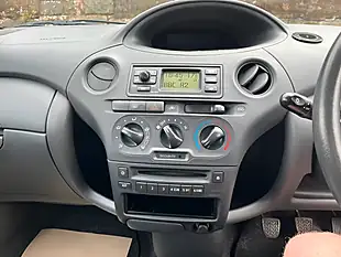 Used 2005 Toyota Yaris T3 Silver - Interior and Exterior details 18