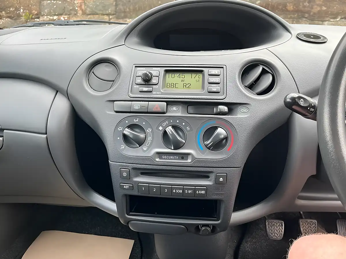 Used 2005 Toyota Yaris T3 Silver - Interior and Exterior details 18