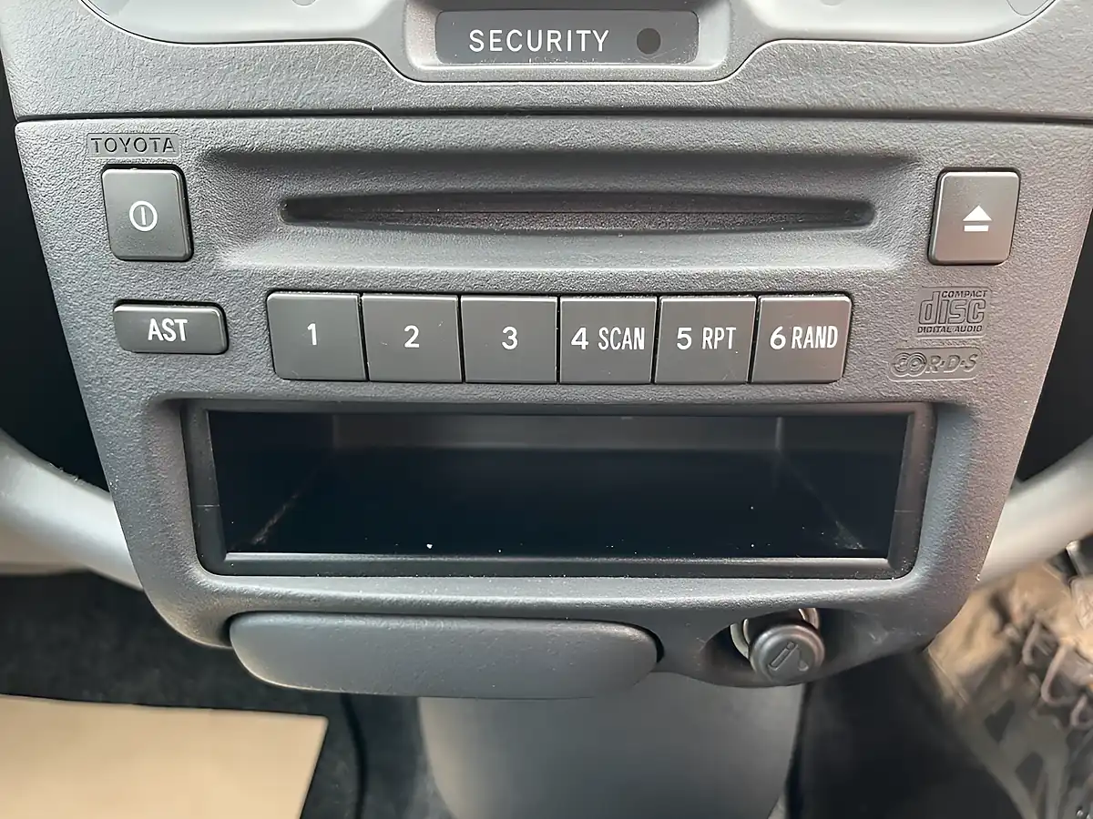 Used 2005 Toyota Yaris T3 Silver - Interior and Exterior details 19