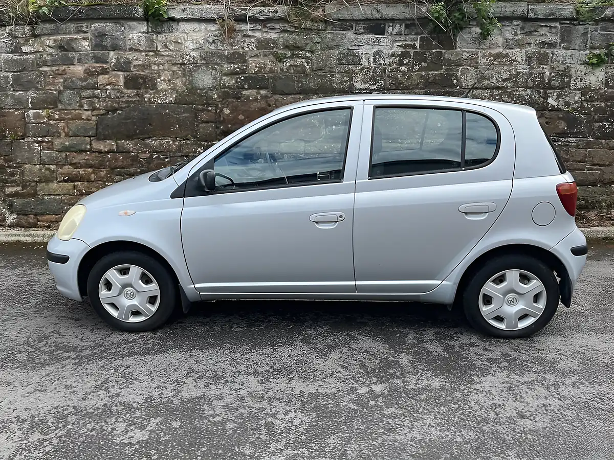 Used 2005 Toyota Yaris T3 Silver - Interior and Exterior details 4