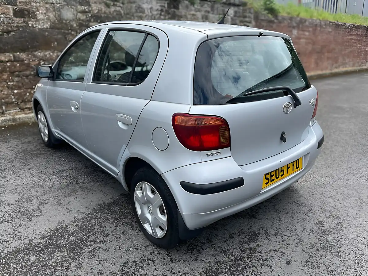 Used 2005 Toyota Yaris T3 Silver - Interior and Exterior details 5