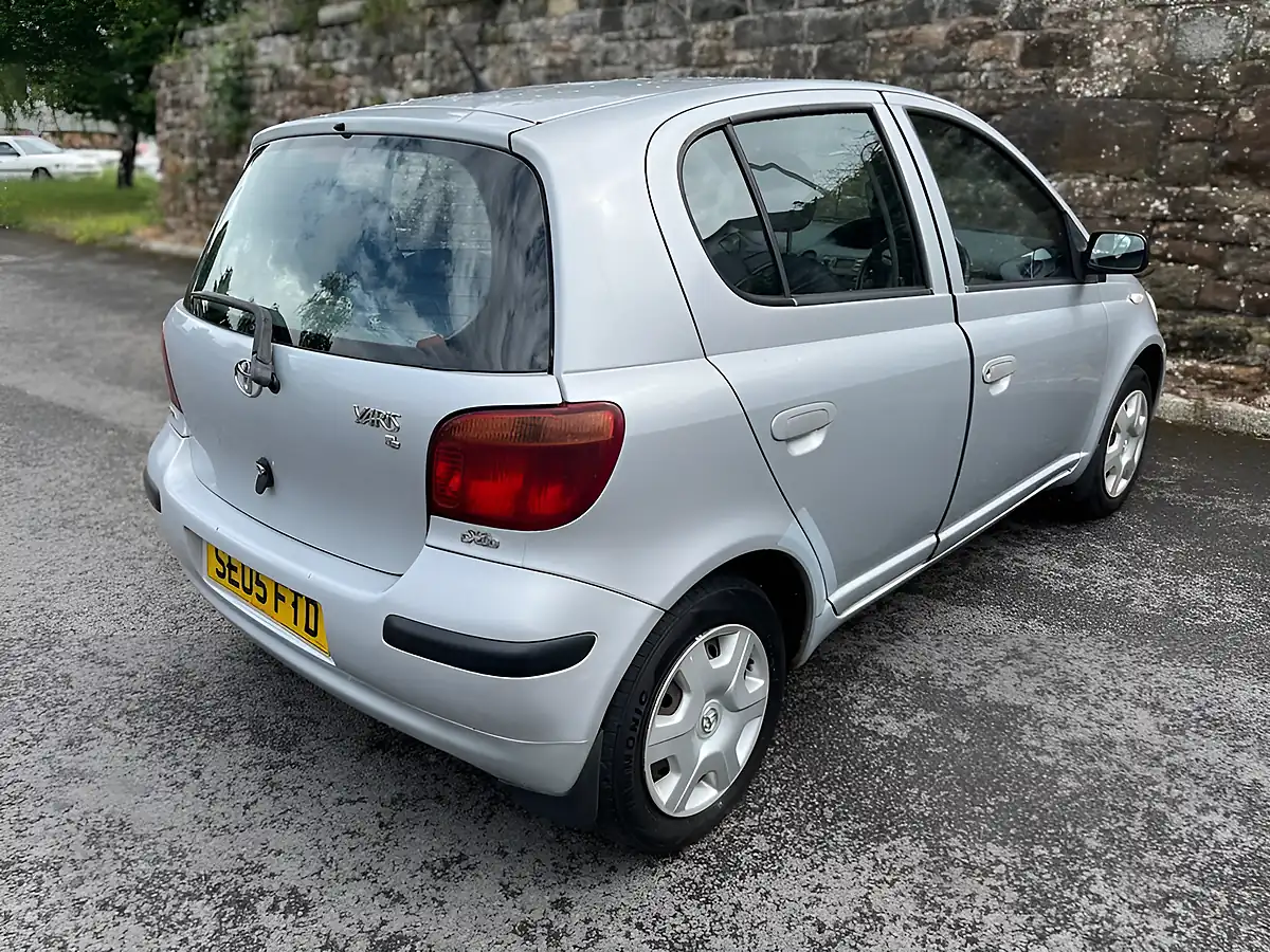 Used 2005 Toyota Yaris T3 Silver - Interior and Exterior details 7