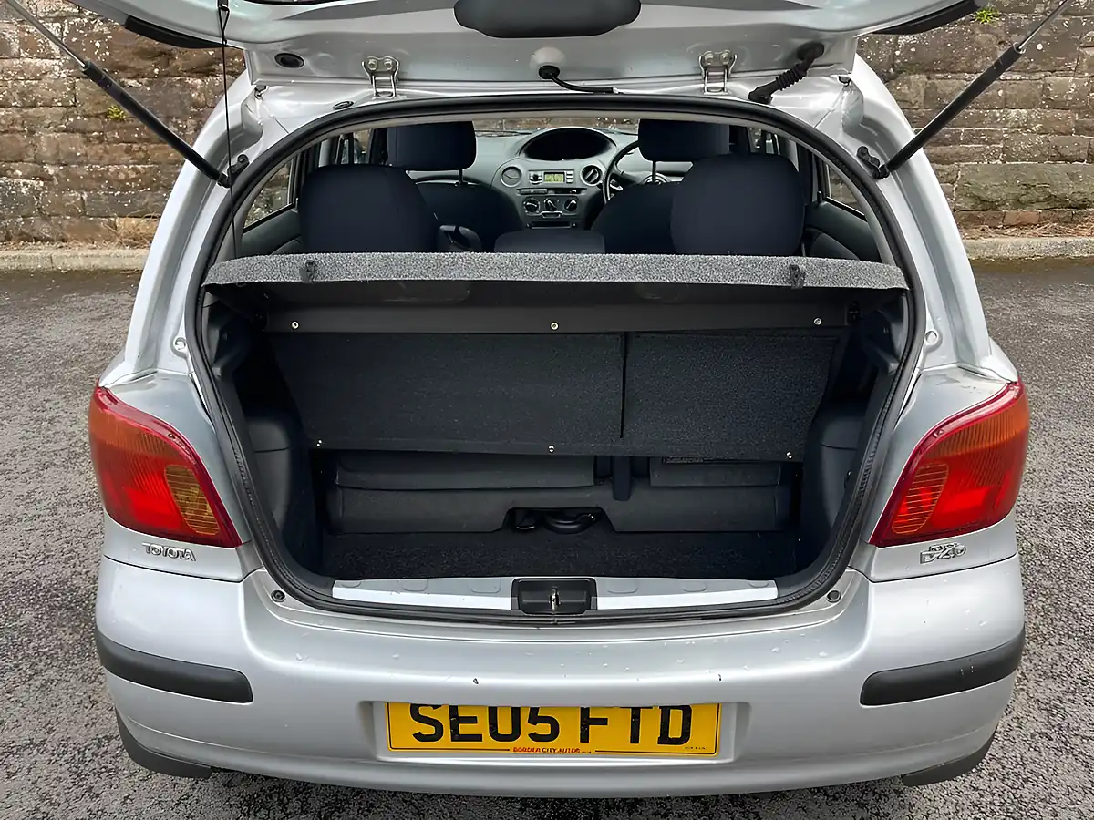 Used 2005 Toyota Yaris T3 Silver - Interior and Exterior details 8