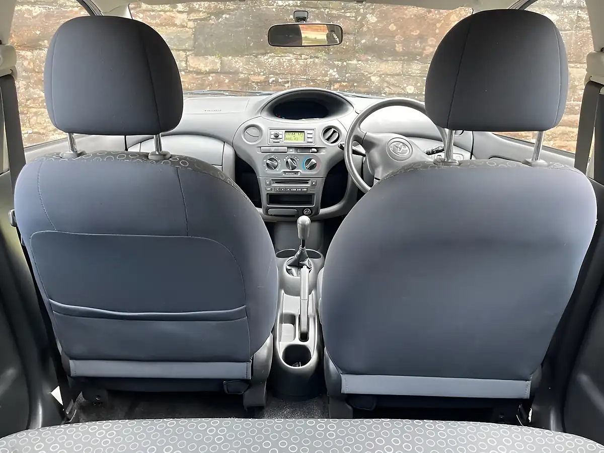 Used 2005 Toyota Yaris T3 Silver - Interior and Exterior details 9