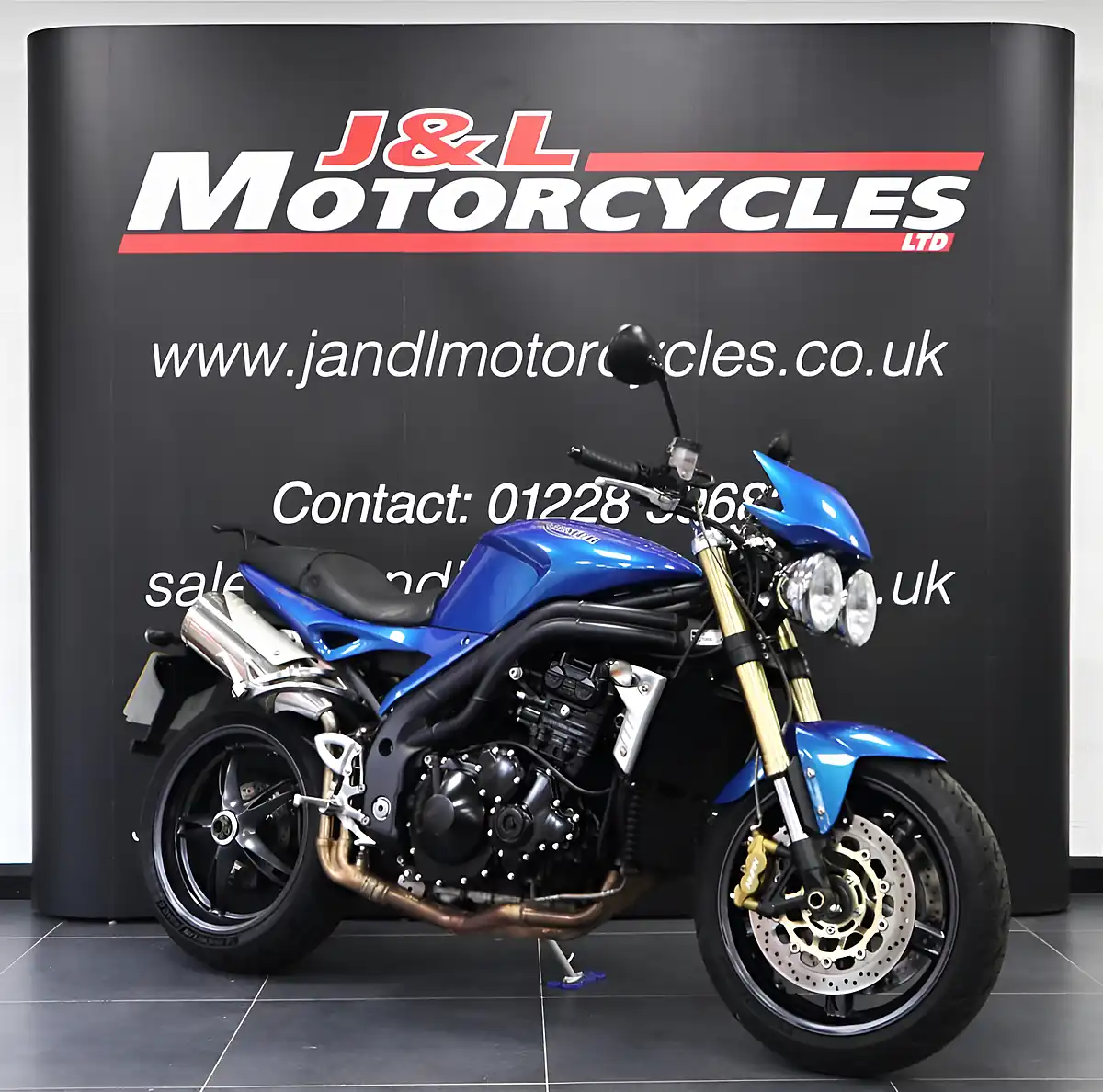 Used 2005 Triumph Speed Triple Blue - Interior and Exterior details 3