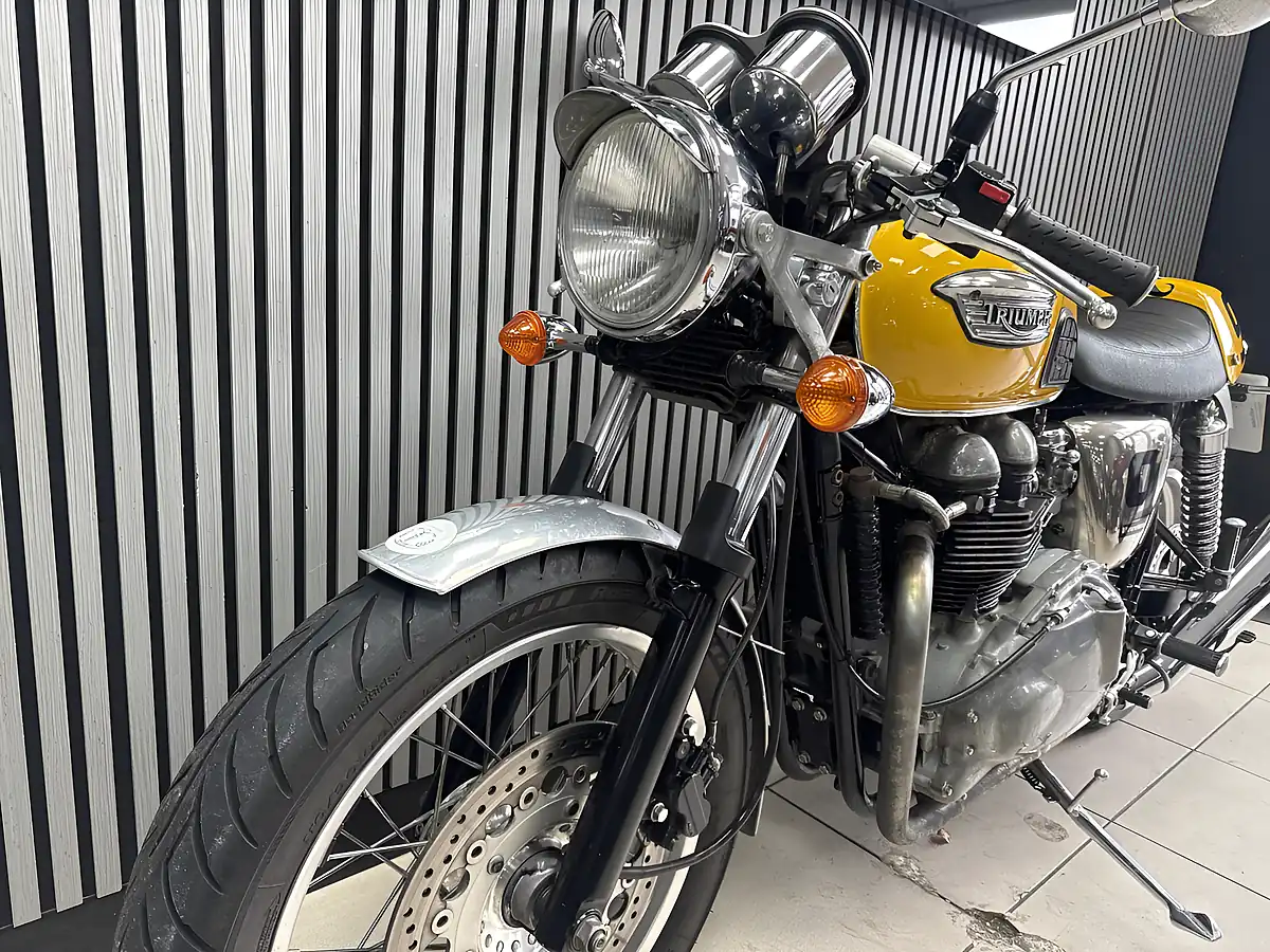 Used 2005 Triumph Thruxton Standard Yellow - Interior and Exterior details 12