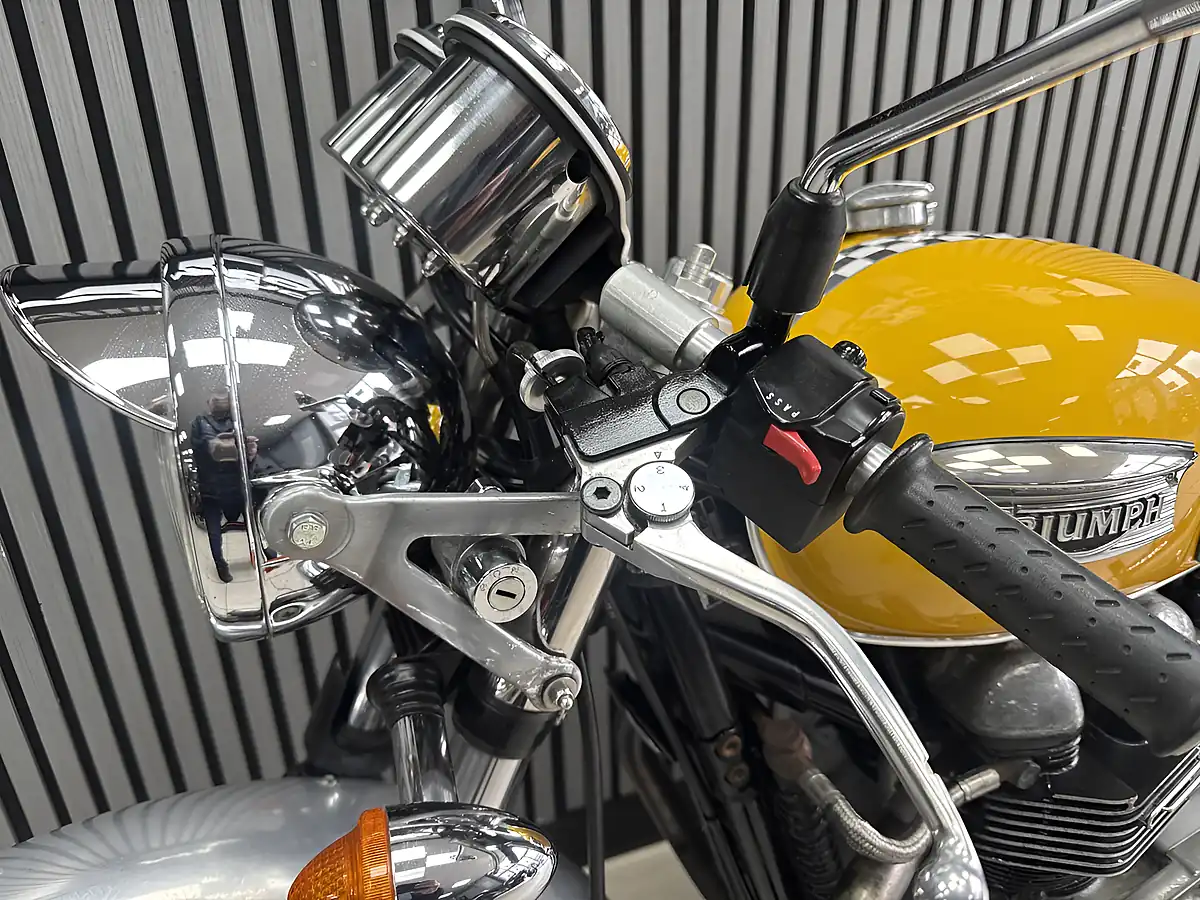 Used 2005 Triumph Thruxton Standard Yellow - Interior and Exterior details 13