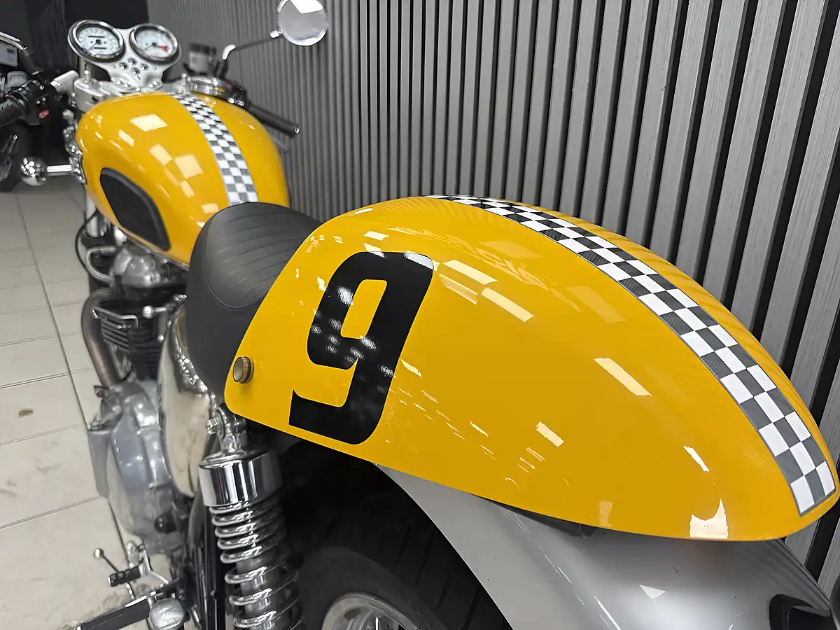Used 2005 Triumph Thruxton Standard Yellow - Interior and Exterior details 17