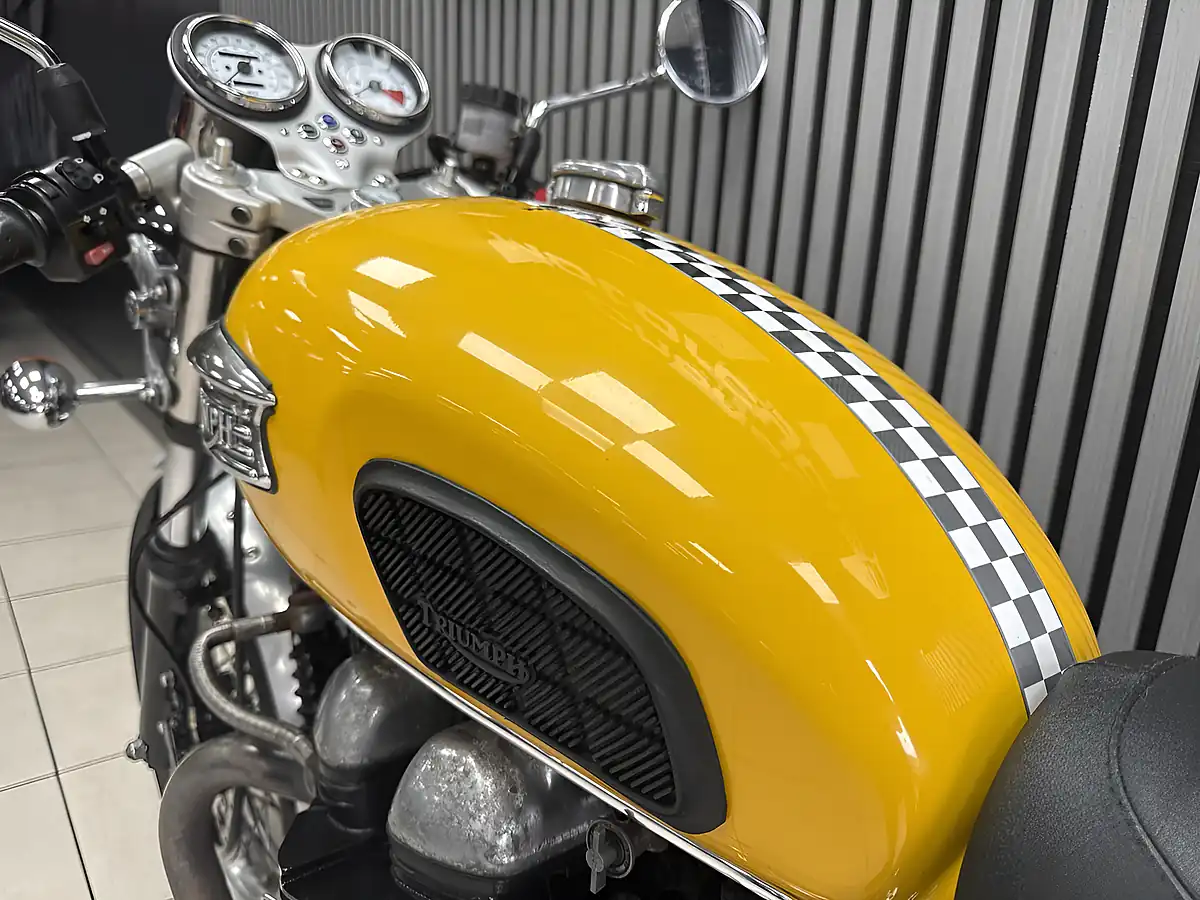 Used 2005 Triumph Thruxton Standard Yellow - Interior and Exterior details 18