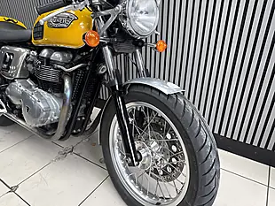 Used 2005 Triumph Thruxton Standard Yellow - Interior and Exterior details 2