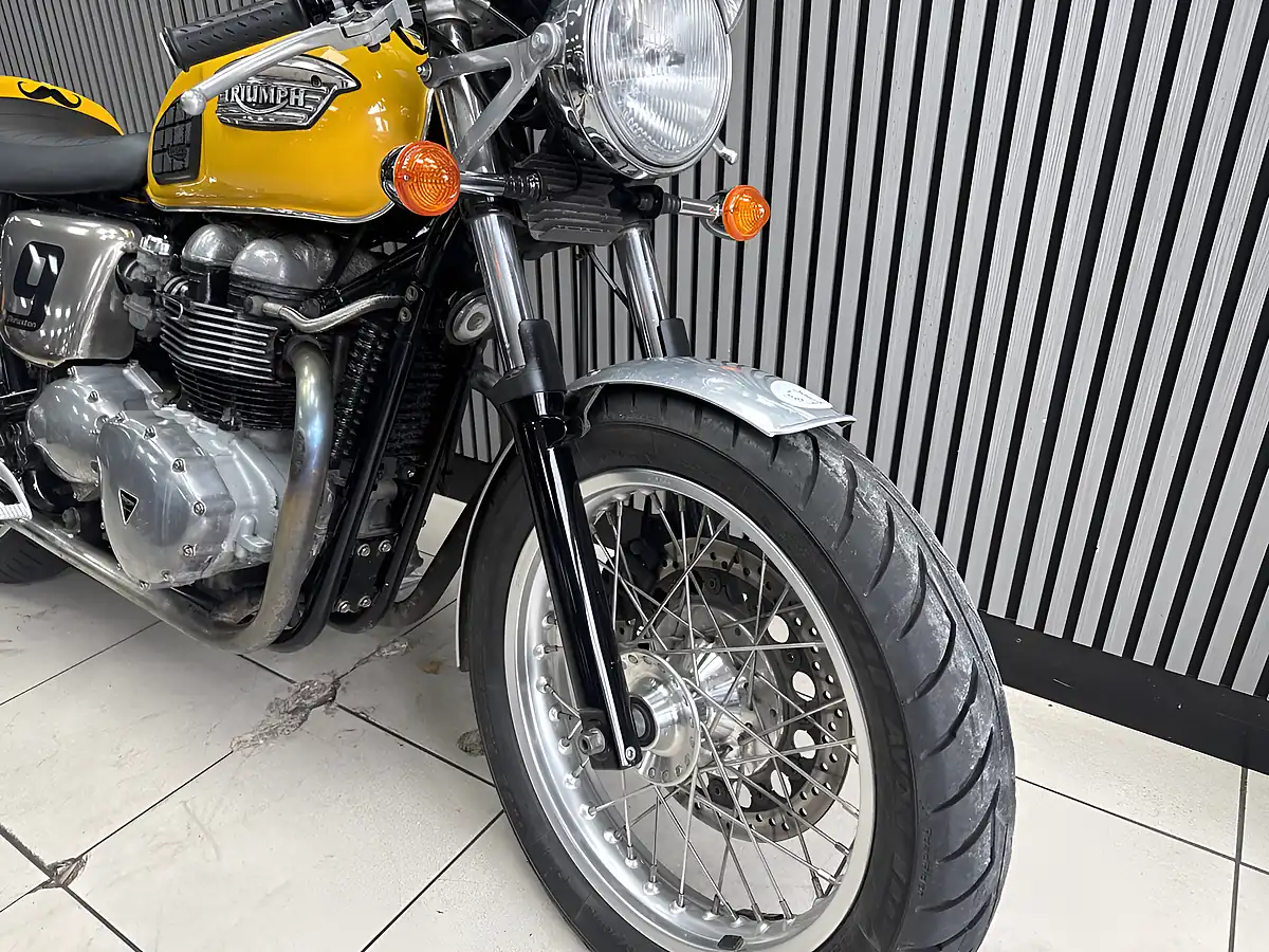 Used 2005 Triumph Thruxton Standard Yellow - Interior and Exterior details 2