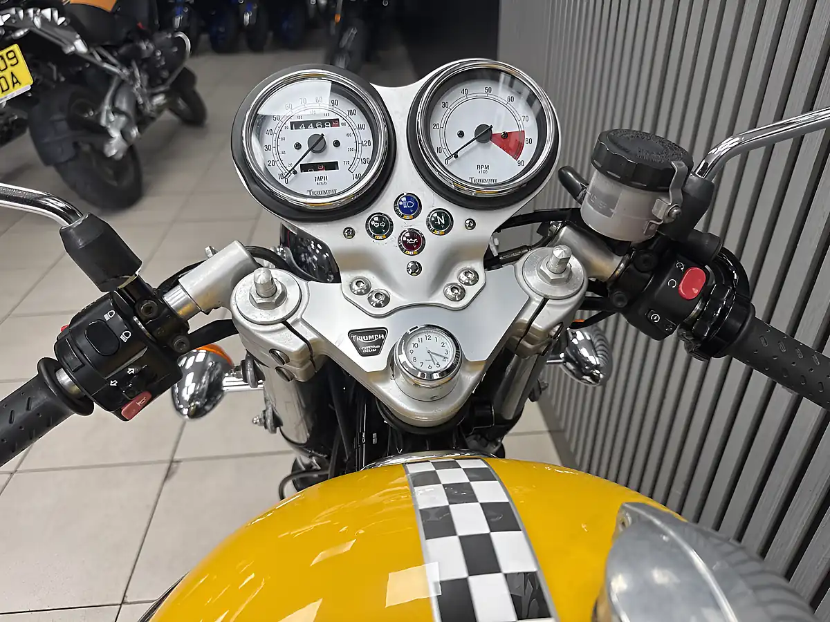 Used 2005 Triumph Thruxton Standard Yellow - Interior and Exterior details 20