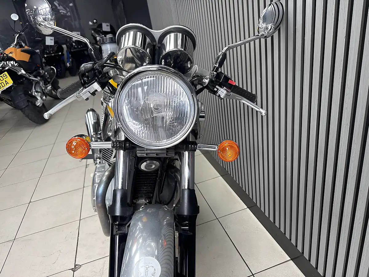 Used 2005 Triumph Thruxton Standard Yellow - Interior and Exterior details 3