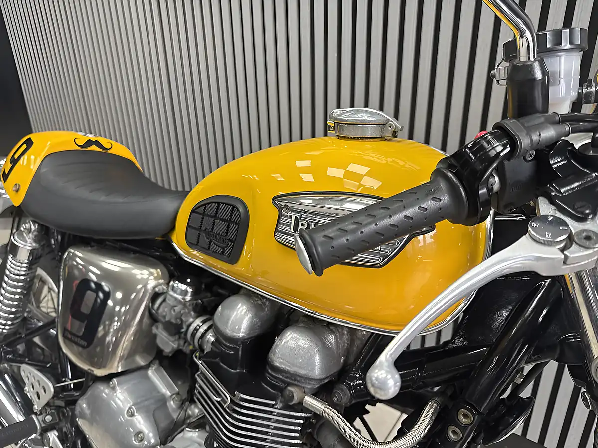 Used 2005 Triumph Thruxton Standard Yellow - Interior and Exterior details 4