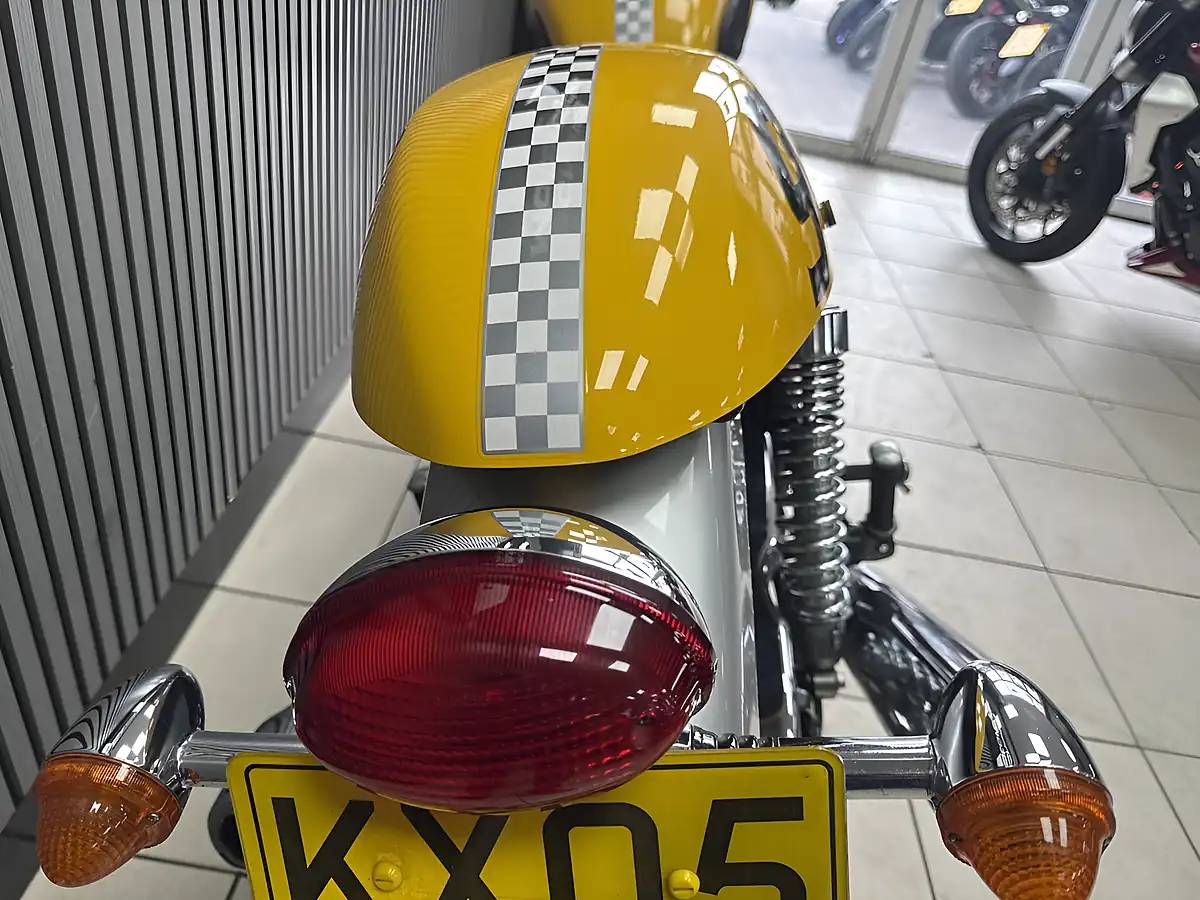 Used 2005 Triumph Thruxton Standard Yellow - Interior and Exterior details 7