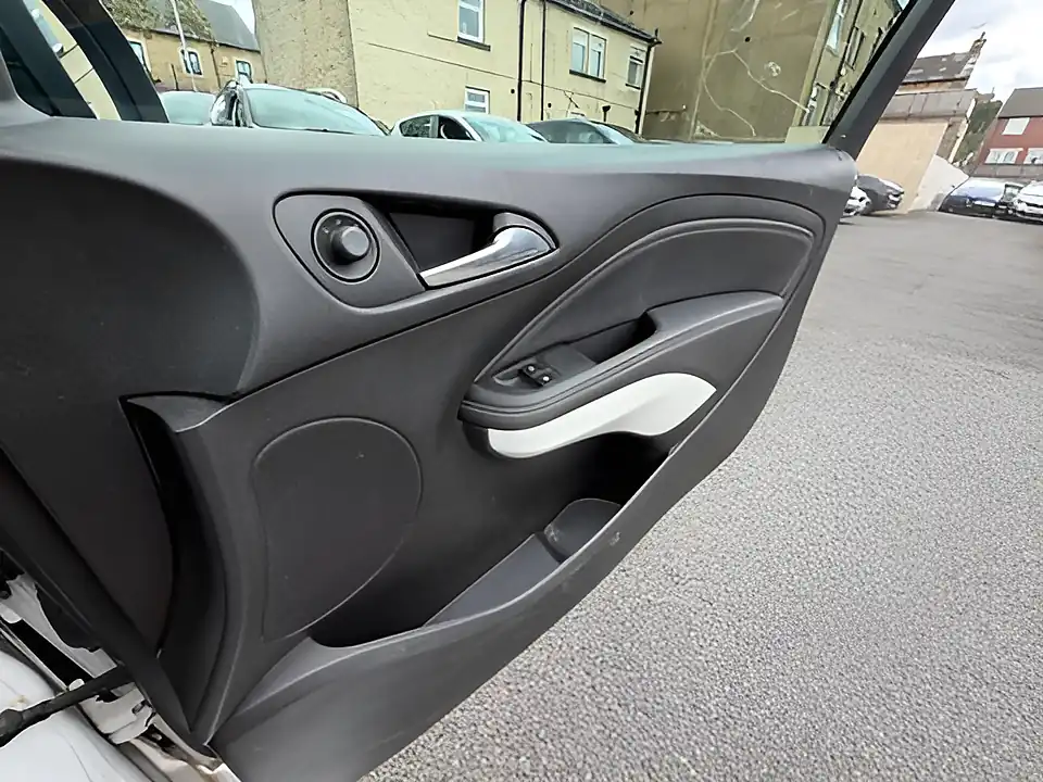 Used 2005 Vauxhall Adam Energised White - Interior and Exterior details 14